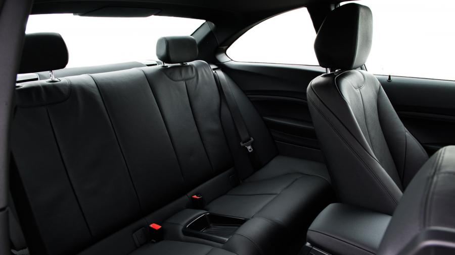 Интерьер BMW 230i Coupe M Sport (F22) 2017 года  (AU) (фото 4 из 14)